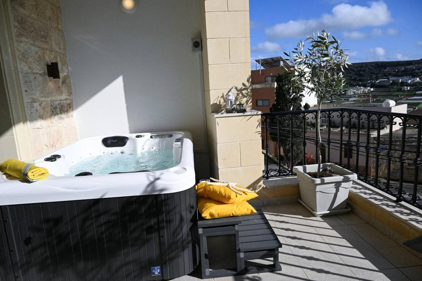 Апартаменты Ta'Lonza Luxury Near Goldenbay With Hot Tub App3 Меллиеха Экстерьер фото